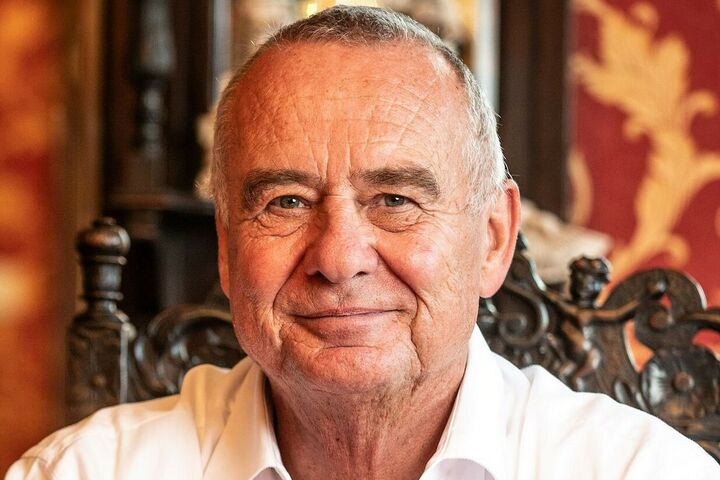Ernst Prost in seinem Schloss Leipheim. Prost ist Geschäftsführer von Liqui Moly. Das Schloss hat er 2005 für rund 300000 Euro gekauft und dann saniert.