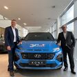 Garanta
Blaues Auto 
(v.l.): Hans Günther Löckinger, Geschäftsführer der GÖVD GARANTA Österreich Versicherungsdienst Ges.m.b.H. und Mag. Roland Punzengruber, Managing Director, Hyundai Import GmbH.