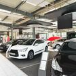 autohaus, autoverkauf, ausstellung, präsentation, autohandel, autos, pkw, fahrzeuge, kauf, autokauf, verkauf, kaufen, verkaufen, neuwagen, gebrauchtwagen, leasing, wagen, modern, unternehmen, betrieb, firma, gewerbe, geschäftlich, geschäft, vertrieb, manufaktur, vermarktung, markt, gebäude, innenraum, raum, haus, architektur, gruppe, design, clean, ausstattung, einrichtung, interior, mieten, vermietung, handel, handeln, innen, sauberkeit, sauber, reinraum, glänzend, glanz, neu