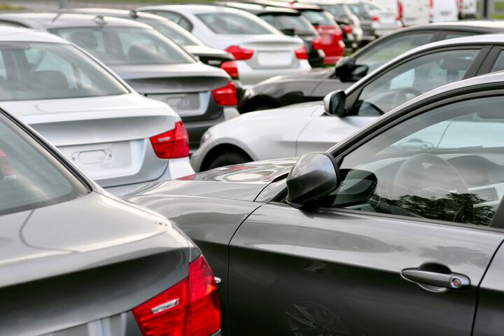 auto, autos, parkplatz, parken, automobil, automobile, fahrzeuge, fahrzeug, kfz, pkw, parkfläche, autohaus, autohandel, transport, neuwagen, verkauf, vertrieb, autokauf, autoverkauf, wirtschaft, geschäft, geschäftlich, export, mobilität, produktion, bewegung, hersteller, handeln, fabrik, werk, autofabrik, autowerk, autoherstellung, autoproduktion, fliessband, showroom, ausstellung, fahrem, fahrt, ausstellungsfläche, großhandel, handel, einzelhandel, fabrikverkauf, import, limosine, limosinen