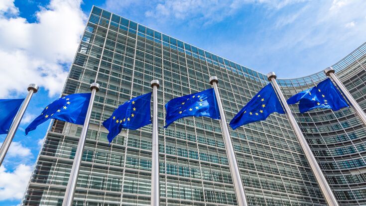 © Sergii Figurnyi - stock.adobe.co European flags in front of headquarters of European commission in Brussels in summer day