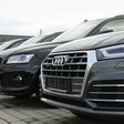 Neuwagen in Reih und Glied
