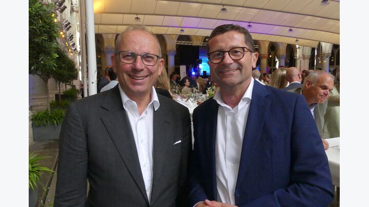 von links: Porsche Austria GF Dr. Hans Peter Schützinger mit Mag. Gerald Auer, GF von Vogl + Co, Renault-, Dacia- und Nissan-Händler in der Steiermark