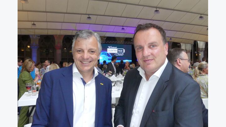 von Rechts: Personentransport-Unternehmer Paul Blaguss und ÖAMTC Direktor Oliver Schmerold