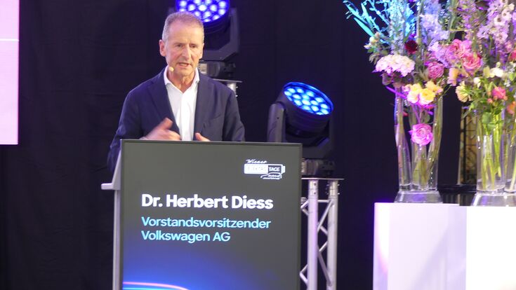 Volkswagen-CEO Herbert Diess am Podium bei seiner Rede