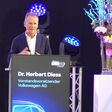 Volkswagen-CEO Herbert Diess am Podium bei seiner Rede