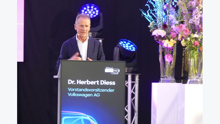 Volkswagen-CEO Herbert Diess am Podium bei seiner Rede