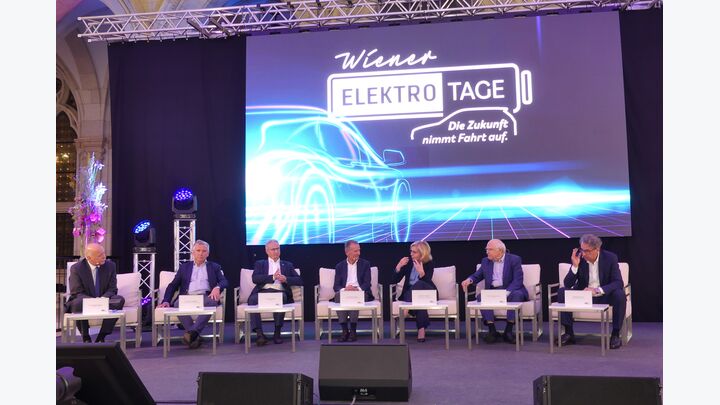 von rechts: Dr. Stefan Pierer, CEO KTM und Pierer Industries, Prof. Dr. Helmut List, CEO AVL, Dr. Herbert Diess, CEO Volkswagen AG, Leonore Gewessler, BM für Klimaschutz, Umwelt, Energie & Mobilität, Dr. Alfred Stern, CEO OMV,  DI Günther Apfalter, President Magna Europe und CEO Magna Steyr, und Moderator Dr. Christian Nusser
