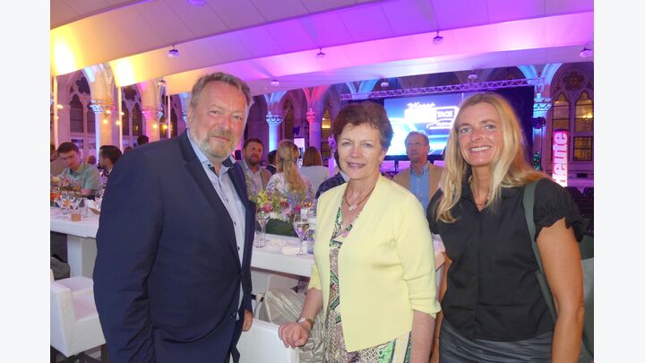 (v.l.) Porsche Austria Geschäftsführer Wolfgang Wurm, Elfriede Ertl, Niederlassungsleiter, Serviceleiter Autohaus Senker, Burgi Fischer, MSc, Marketing Autohaus Senker