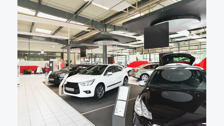autohaus, autoverkauf, ausstellung, präsentation, autohandel, autos, pkw, fahrzeuge, kauf, autokauf, verkauf, kaufen, verkaufen, neuwagen, gebrauchtwagen, leasing, wagen, modern, unternehmen, betrieb, firma, gewerbe, geschäftlich, geschäft, vertrieb, manufaktur, vermarktung, markt, gebäude, innenraum, raum, haus, architektur, gruppe, design, clean, ausstattung, einrichtung, interior, mieten, vermietung, handel, handeln, innen, sauberkeit, sauber, reinraum, glänzend, glanz, neu