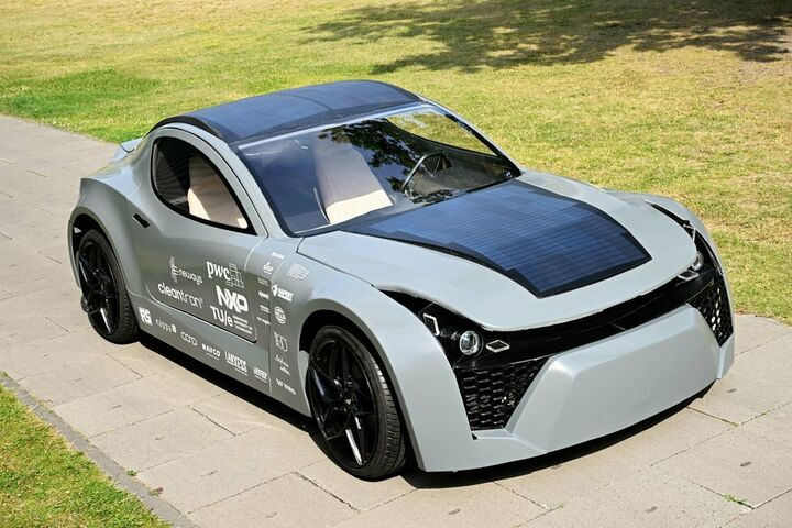 Student team TU/ecomotive from the Eindhoven University of Technology has developed a sustainable electric passenger car that captures more carbon dioxide (CO2) than it emits while driving. It is a concept car called Zem, which contributes to reducing the global warming by storing CO2 that it captures while driving with its special designed filters. Zem is completely 3D-printed using recycled plastic (PETG) that has been strengthened with either glass fibers (body panels), or carbon fibers (monocoque). The interior has also been 3D-printed with recycled plastics, including the chairs, which have then been covered with recyclable foam from foamplant and finished of with pinatex leather (pineapple based). 3D-printing the majority of the car will have a very positive effect on the reusability and recyclability of Zem. This is because these 3D-printed parts can be shredded and the plastic can be recycled again. photocredit: Bart van Overbeeke Het studententeam TU/ecomotive van de Technische Universiteit in Eindhoven heeft een duurzame elektrische passagiersauto ontwikkeld dat meer koolstofdioxide (CO2) opneemt tijdens het rijden dan dat het uitstoot. Het is de concept auto genaamd Zem, dat bijdraagt aan het verminderen van de opwarming van de aarde doordat het CO2 afvangt tijdens het rijden door gebruik te maken van speciaal ontworpen filters. Zem is volledig 3D-geprint met gerecycled plastic (PETG) dat is versterkt met ofwel glasvezel (carrosserie panelen), of carbon (monocoque). Het interieur, inclusief de stoelen, is ook 3D-geprint met gerecycled plastic. De stoelen zijn vervolgens bedekt met recyclebaar foam van foamplant en afgewerkt met pinatex leer (gemaakt van ananas). Het 3D-printen van het grootste deel van de auto heeft een erg positief effect op de herbruikbaarheid en recyclebaarheid van Zem. Dit komt doordat deze 3D-geprinte onderdelen versnipperd kunnen worden en het plastic op deze manier opnieuw kan worden gebruikt. foto: Bart van Overbeeke