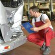 unfallschaden, unfallwagen, unfallfahrzeug, unfall, autowerkstatt, autoreparatur, beschädigung, schaden, automechaniker, auto, kfz, mechaniker, monteur, werkstatt, kraftfahrzeug, kontrollieren, kontrolle, reparieren, reparatur, service, handel, geschäft, geschäftlich, versicherung, heck, auffahrunfall, geld, gutachter, sachverständiger, business, arbeit, handwerker, facharbeiter, kundendienst, beschäftigung, professionell, profi, kompetent, mann, kaukasier, person, check, defekt, kaputt, karosserie, pkw