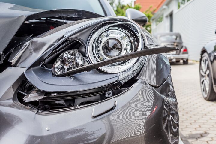 auto, unfall, versicherung, reparatur, vollkasko, kosten, schaden, beule, pannenhilfe, schadensregulierung, kaputt, auffahrunfall, hand, hilfe, werkstatt, service, vor ort, klärung, schuldfrage, funktionsuntüchtig, analyse, scheinwerfer, kfz, haftpflicht, schadensersatz, abschleppdienst, notfall, klage, kollision, zusammenstoß, fahranfänger, lack, lackschaden, adresse, teilkasko, arm, notruf, notdienst, schnell