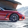 Rotes Auto vor verschneiter Bergkullisse