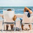 2 Personen am Strand