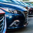 Autos in Reihe aufgestellt
