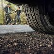Continental Reifen aus der Nähe mit Radfahrern im Hintergrund