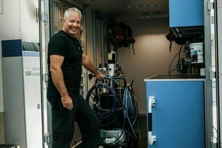 DKS Technik Rostschutzexperte mit Geräten im Anhänger