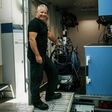 DKS Technik Rostschutzexperte mit Geräten im Anhänger