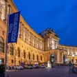 Hofburg Wien bei Nacht mit Motorensymposium Banner