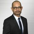 Citroen-CEO Thierry Koskas vor monotonem Hintergrund mit fragwürdigem PS Tracing