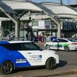 Virtual Vehicle und AVL Robo-Fahrzeug mit Bahnhof im Hintergrund