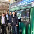 Ulf Schwalbe (r.) mit seiner Forschungsgruppe Elektromobilität und erneuerbare Energien bei Inbetriebnahme des intelligenten Second-Life-Batteriespeichers auf dem Gelände des Klinikums Fulda
