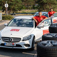 Testautos und Fahrer des ARBÖ Sommerreifentests 2023 mit Reifen auf der Teststrecke.