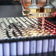 Automatisierter Batterie Wartung- oder Herstellungsprozess Nahaufnahme.