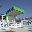 Eröffnung der OMV Wasserstofftankstelle in Asten 13. Sept. 2016. Mit blauem Himmel und Anschriften "willkommen in der Zukunft".