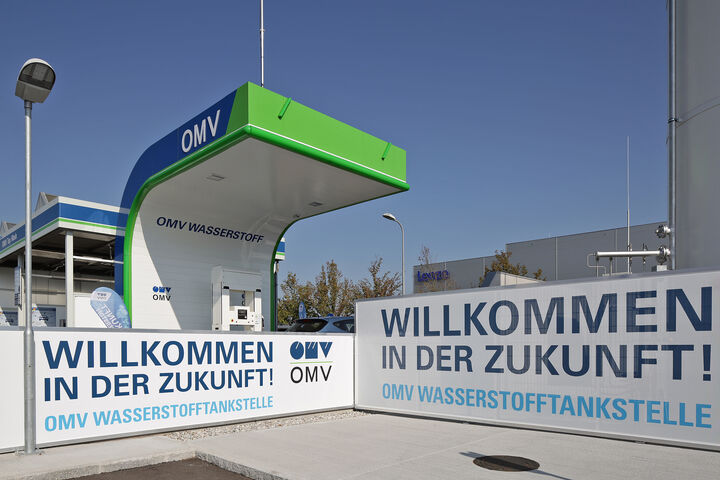 Eröffnung der OMV Wasserstofftankstelle in Asten 13. Sept. 2016. Mit blauem Himmel und Anschriften "willkommen in der Zukunft".