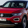 Ein roter VW T-Roc mit Deutschen Kennzeichen, mit Himmel und Ozean im Hintergrund.