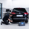 Techniker macht Partikelmessung mit AVL DiTest Gerät.