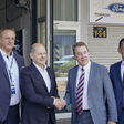 William Clay Ford Jr. (zweiter von rechts), Aufsichtsratsvorsitzender Ford Motor Company, begrüßt Bundeskanzler Olaf Scholz (zweiter von links) zur Eröffnung des Ford Cologne Electric Vehicle Center in Köln gemeinsam mit Martin Sander (rechts im Bild), Vorsitzender der Geschäftsführung Ford-Werke GmbH und Benjamin Gruschka, Vorsitzender des Gesamtbetriebsrates Ford-Werke GmbH (links im Bild). Foto: Ford