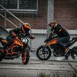 Zwei KTM fahren im Kreis.