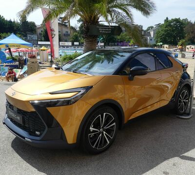 Toyota C-HR mit 90 kw (122 PS) Systemleistung und 1,8 VVT-i Hybrid-Motor