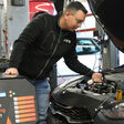 ATU Techniker macht Carbon Cleaning in der Werkstatt