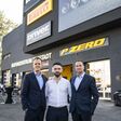(v.l.) Alberto Zanoli, Geschäftsführer Driver Italien und Europa, Rushan Veliu, Driver Reifenzentrum Seestadt und P Zero World Authorized Dealer sowie Erik Vecchiet, Geschäftsführer Vertrieb und Marketing Pirelli in Deutschland und Österreich