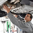 auspuff abgasanlage katalysator partikelfilter diesel dieselpartikelfilter endschalldämpfer auto kundendienst monteur ingenieur arbeiter beruf arbeiten werkstatt autowerkstatt autoreparatur automechaniker mechaniker pkw service reparatur reparieren test check testen tüv diagnose unterboden kontrolle durchsicht fahrzeug kraftfahrzeug arbeitskleidung techniker person mensch mann sorgfältig gutaussehend kompetent profi facharbeiter dienstleistung
