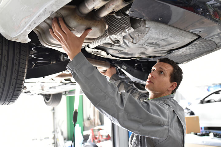 auspuff abgasanlage katalysator partikelfilter diesel dieselpartikelfilter endschalldämpfer auto kundendienst monteur ingenieur arbeiter beruf arbeiten werkstatt autowerkstatt autoreparatur automechaniker mechaniker pkw service reparatur reparieren test check testen tüv diagnose unterboden kontrolle durchsicht fahrzeug kraftfahrzeug arbeitskleidung techniker person mensch mann sorgfältig gutaussehend kompetent profi facharbeiter dienstleistung