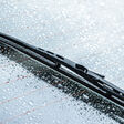 verkehrssicherheit schnee winter regen scheibenwischer nasskalt ungemütlich sicht weiß schwarz transport natur anreisen beförderung wetter metall jahreszeit herbst heizdraht