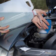 Fahrzeug Fahrzeugpflege Kanister Motorraum PKW Scheibenwaschanlage Service Tankbeh?lter Wasser auff?llen Wasserschaum Wasserstand ?berf?llung scheibenwaschanlage fahrzeug scheibenwischer fahrzeugpflege kanister motorraum autopflege autowerkstatt werkstatt service tankbehälter wasserbehälter wasserstand wartung scheiben scheibenfrei spritzanlage waschanlage pkw fahrzeugflüssigkeiten wasser auffüllen