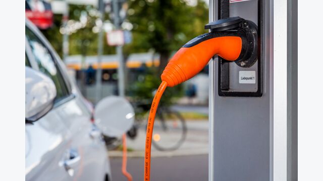 aufladen auto e-car e-mobilität elektrisch elektroauto elektromobil elektromobilität elektrotankstelle energie ladestation mobilität strom stromtankstelle tanken tankstelle ladesäule stecker