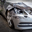 unfallauto auto unfall schaden blech blechschaden versicherung recht verkehrsunfall unglück zusammenstoß karambolage crash verlust fahrzeug karosse karosserie pkw defekt kaputt beschädigt totalschaden scheinwerfer splitter zersplittert kratzer zerkratzt schrott