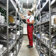 ersatzteile autoersatzteile arbeiter lager regal lagerung warenhaus warenlager lagerist aufbewahrung auto mechaniker monteur werkstatt autowerkstatt autoreparatur automechaniker reparieren pkw kfz versand waren kisten lieferung onlinehandel logistik spedition arbeiten kundendienst arbeit handel gewerbe lagern versandlager lagerhaus klemmbrett freundlich lächeln sympathisch