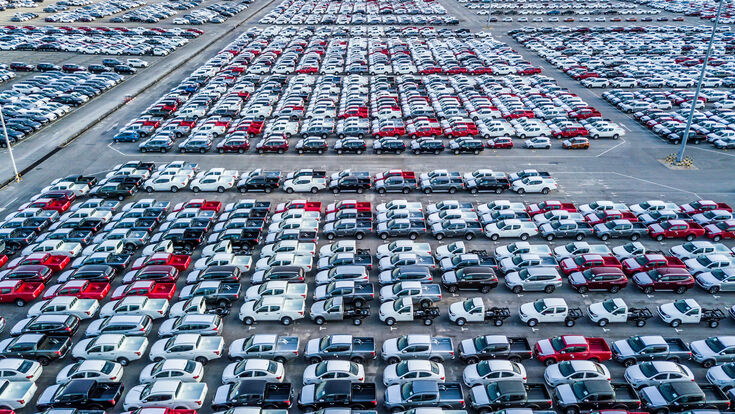 © stock.adobe.com/Kalyakan above aerial view auto automobile automotive background business car car park cars dealer dealership distribution economic export facility factory import industrial industry japan korea line logistic lot manufacturing motor new new car park parking parking lot plan port production ready road row sales shipping space stock storage street top view trade transport transportation vehicle warehouse above aerial view auto automobile automotive background business car car park cars dealer dealership distribution economic export facility factory import industrial industry japan korea line logistic lot manufacturing motor new new car park parking parking lot plan port production ready road row sales shipping space stock storage street top view trade transport transportation vehicle warehouse