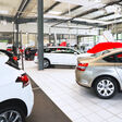 autohaus autohandel verkaufsraum showroom autos handel geschäft handeln verkaufen verkauf beratung interior interieur ausstattung innen innenraum auto pkw kfz automobile fahrzeuge fahrzeug geschäftlich business neuwagen halle gewerbe gebäude firma betrieb unternehmung verkaufsfläche ausstellung ausstellen messe automesse