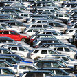 Viele Autos auf einem Parkplatz.
