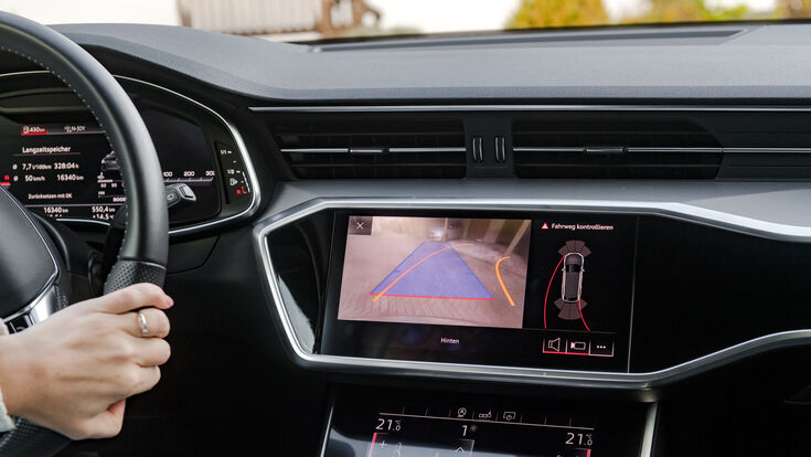 © benjaminnolte - stock.adobe.com rückfahrkamera rückwärts fahren einparken auto kfz automobil automobilindustrie kamera kamerabild assistenz assistieren assistenzsystem fahrerassistenz