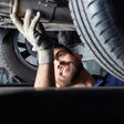 Auto Reparatur Inspektion Wartung Hauptuntersuchung Check Werkstatt Mechaniker Mechatroniker Kontrolle kontrollieren Auspuff Rost Korrosion Autowerkstatt reparieren Mechatronik Abgasuntersuchung KFZ Fahrzeug Automobil Arbeit mechanisch Techniker Sicherheit Schaden Beruf Autohaus Handwerk Dienstleistung Service Mann Meisterbetrieb Garage Werkzeug Leute